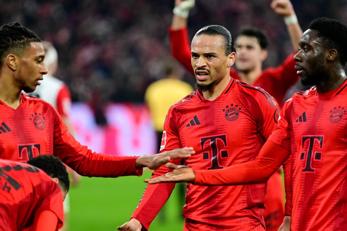 GER, Bayern, Muenchen, Fussball, FC Bayern Muenchen - Eintracht Frankfurt, in der Allianz Arena, Muenchen, Bundesliga, 23. Spieltag, 23.02.24, v.l. Michael Akpovie Olise FC Bayern Muenchen, 17, Leroy  ...