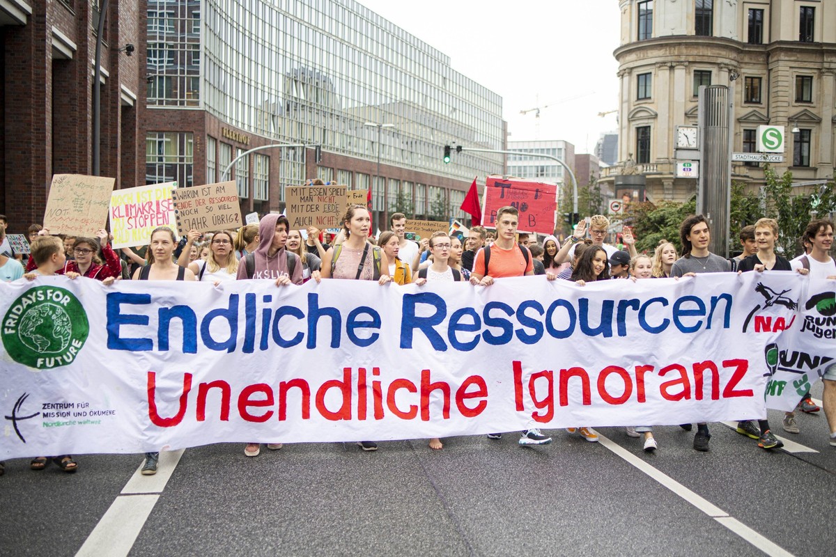 Demo zum World Overshoot Day in Hamburg Am 29.07.2019 ist World-Overshoot-Day. Das bedeutet wir haben bis zu diesem Tag in 2019 weltweit soviel Ressourcen verbraucht, wie die Erde in einem gesamten Ja ...