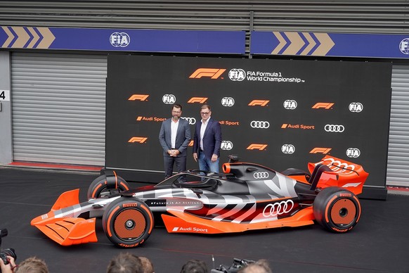 ARCHIV - 26.08.2022, Belgien, Spa: Motorsport: Formel-1-Weltmeisterschaft, Grand Prix von Belgien, Pressekonferenz zum Formel-1-Einstieg von Audi. Audi-Vorstandschef Markus Duesmann (r), Audi-CTO Oliv ...