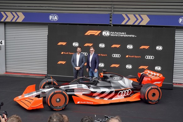 ARCHIV - 26.08.2022, Belgien, Spa: Motorsport: Formel-1-Weltmeisterschaft, Grand Prix von Belgien, Pressekonferenz zum Formel-1-Einstieg von Audi. Audi-Vorstandschef Markus Duesmann (r), Audi-CTO Oliv ...