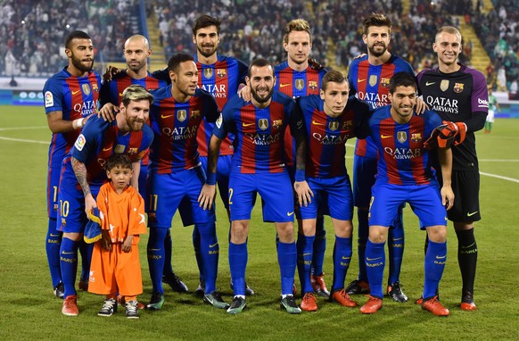 Themen der Woche - SPORT Bilder des Tages - SPORT (161214) -- DOHA, Dec. 13, 2016 -- Afghan boy Murtaza Ahmadi (bottom 1st L) pose with players of Barcelona on the pitch before the start of a friendly ...