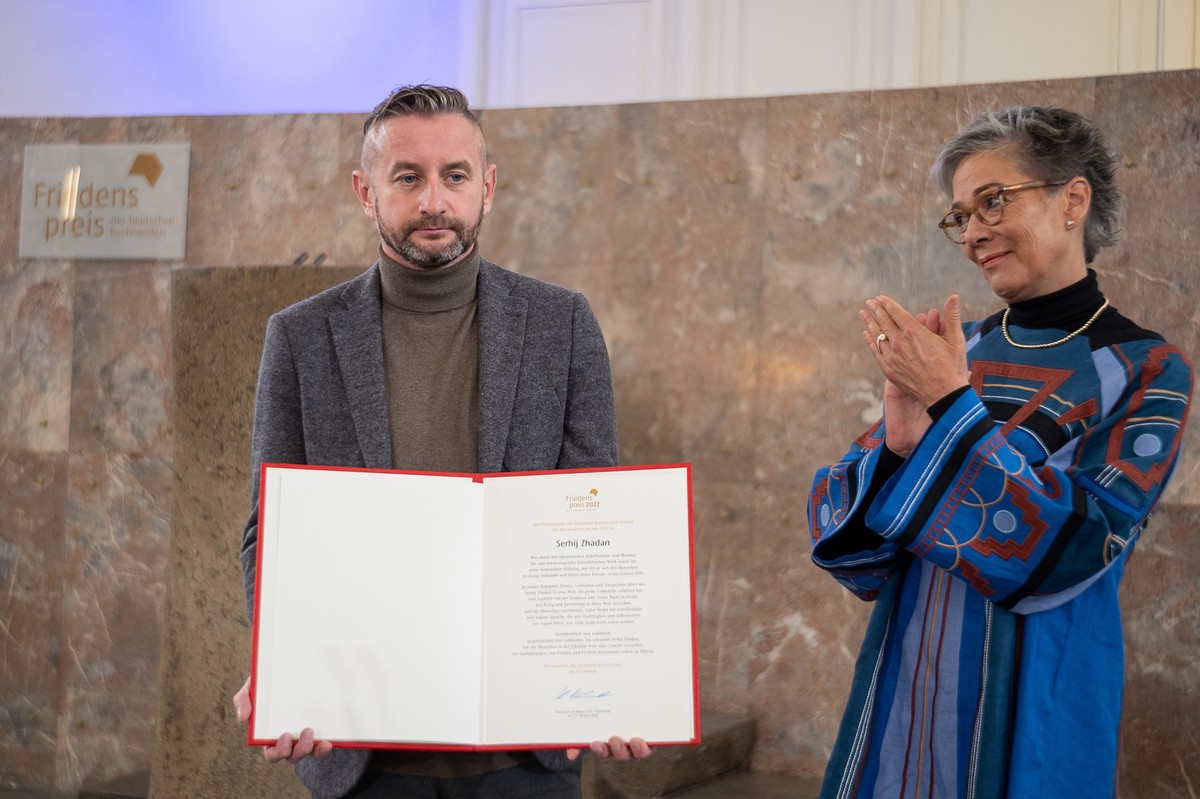 23.10.2022, Hessen, Frankfurt/Main: Karin Schmidt-Friderichs, Vorsteherin des B�rsenvereins des Deutschen Buchhandels, applaudiert w�hrend der Verleihung des Friedenspreis des Deutschen Buchhandels 20 ...