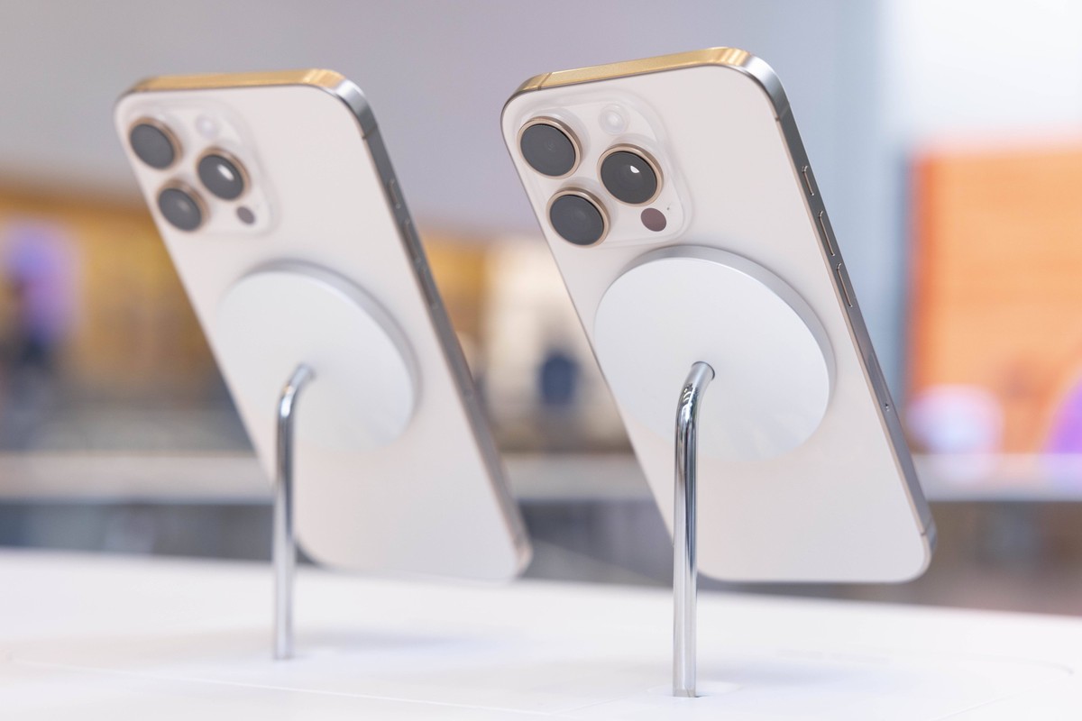 New iPhone 16 cellphone in Tokyo, Japan - 27 Sept 2024 The new iPhone 16 pro and iPhone 16 pro max on display inside Omotesando Apple store. Tokyo Japan Copyright: xStanislavxKogikux/xSOPAxImagesx S_K ...