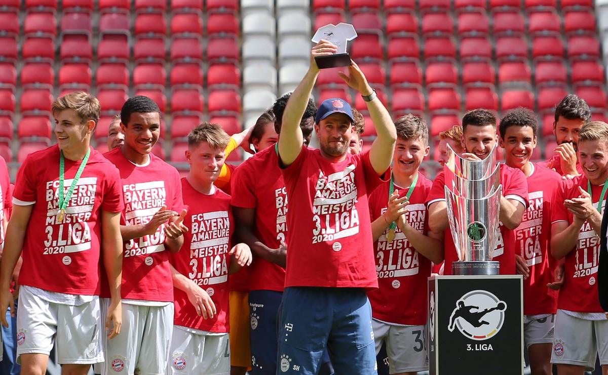 04.07.2020, xklex, Fussball 3.Liga, 1.FC Kaiserslautern - FC Bayern Muenchen U23 emspor, v.l. Trainer Sebastian Hoene� FC Bayern M�nchen II wurde zum Trainer der Saison gew�hlt DFL/DFB REGULATIONS PRO ...