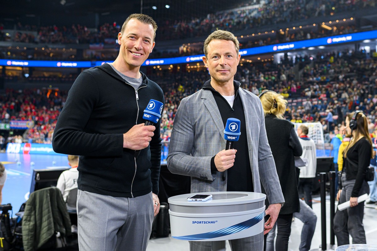 ARCHIV - 15.04.2023, Nordrhein-Westfalen, Köln: Handball: DHB-Pokal, SG Flensburg-Handewitt - Rhein-Neckar Löwen, Final Four, Halbfinale, Lanxess Arena. ARD-Experte Dominik Klein (l) und Moderator Ale ...