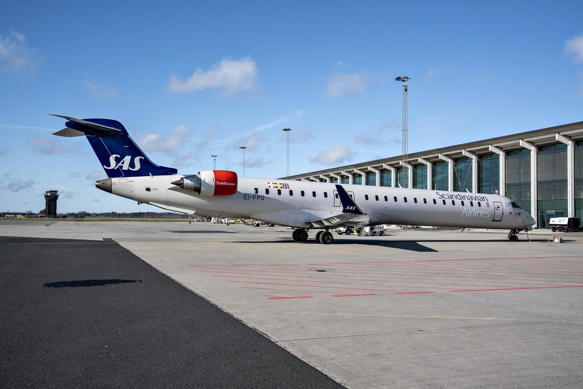 Et SAS fly ankommer til Aalborg Lufthavn , mandag den 16. marts 2020. Som oekonomisk foelge af COVID-19 har SAS maattet skaere i deres flyvninger og den eneste flyrute de opretholder i Danmark er Koeb ...