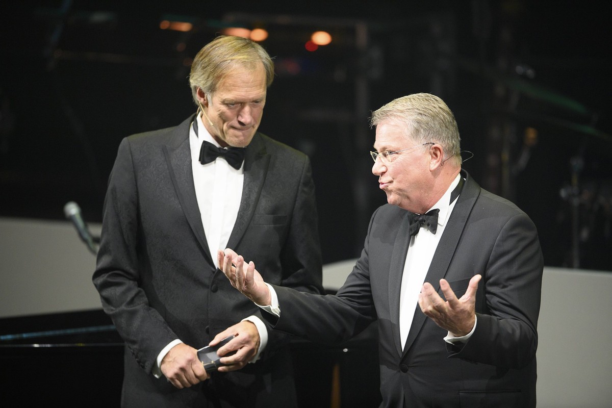 Preistraeger Carsten SOSTMEIER ARD Sportkommentator Reiten erhaelt den Pegasos-Sportmedienpreis, mit Gerhard DELLING l. Moderator, Der 39. Deutsche SportpresseBall in Frankfurt am Main/ Deutschland am ...
