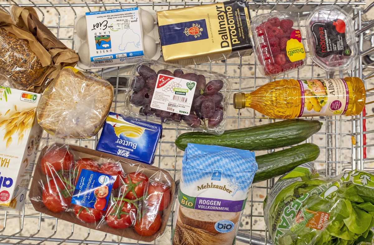 frische Lebensmittel aus dem Supermarkt, München, April 2022 DEU, Deutschland, München, 7. April 2022, frische Lebensmittel im Einkaufswagen, in einem Edeka Supermarkt, typischer Einkauf, Speiseöl, Bu ...