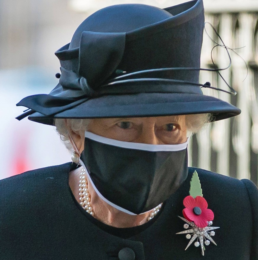 . 07/11/2020. London, United Kingdom. Queen Elizabeth II wears a face mask as she arrives at a ceremony to mark the centenary of the burial of the Unknown Warrior at Westminster Abbey in London. PUBLI ...