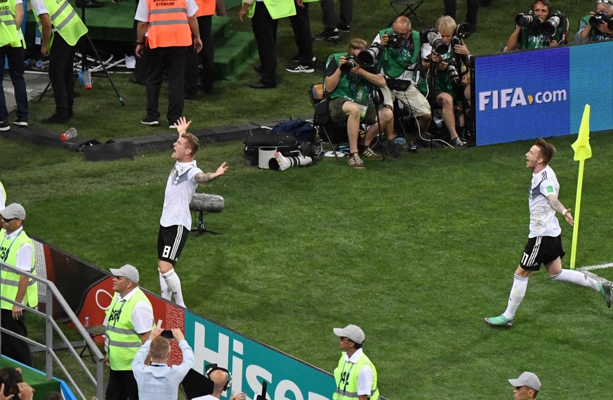 Fussball, Herren, Saison 2017/18, WM in Russland, Gruppe F (2. Spieltag, Olympiastadion Sotschi), Deutschland - Schweden, Toni Kroos (Deutschland) rennt zu den Fans, Jubel nach Tor zum 2:1, rechts Mar ...