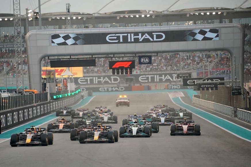 20.11.2022, Vereinigte Arabische Emirate, Abu Dhabi: Motorsport: Formel-1-Weltmeisterschaft, Grand Prix von Abu Dhabi, Rennen Start des Rennens: Max Verstappen aus den Niederlanden vom Team Oracle Red ...