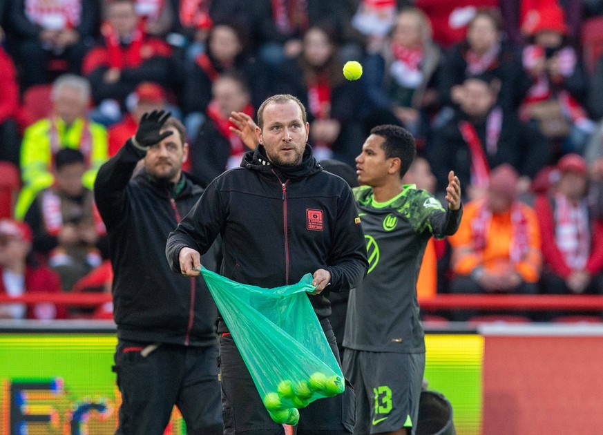 Fussball, Herren, Saison 2023/2024, 1. Bundesliga 21. Spieltag, 1. FC Union Berlin - VfL Wolfsburg, Fans von Wolfsburg protestieren gegen den geplanten Investoren-Einstieg in die DFL, halten Transpare ...