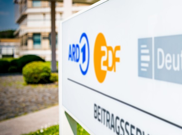 ARD ZDF Deutschlandradio Beitragsservice Schild mit Logo vor dem Geb