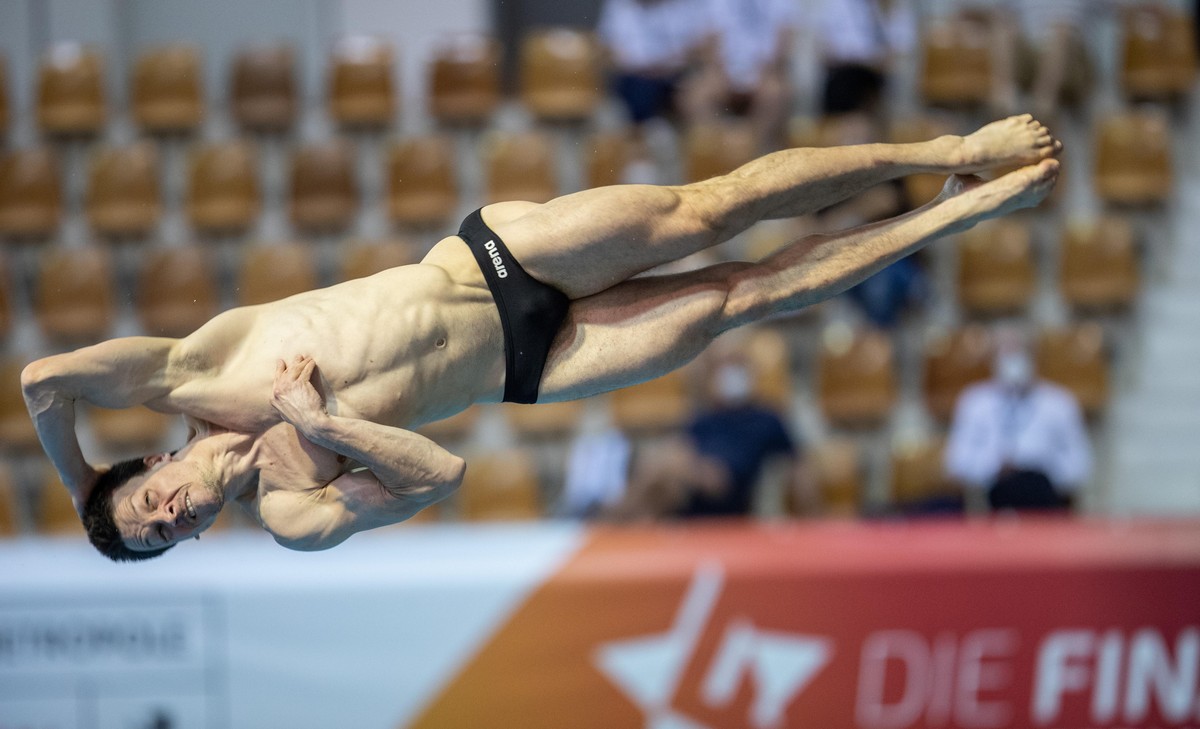 Wasserspringen: Deutsche Meisterschaft, Entscheidung, Kunstspringen 3 m, Männer, Schwimm- und Sprunghalle im Europa-Sportpark. Patrick Hausding von Berliner TSC springt eine Schraube.