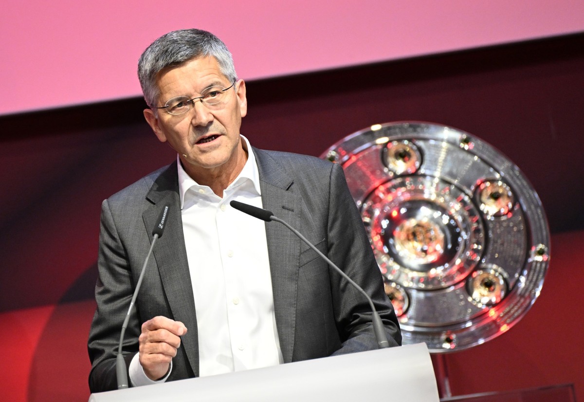 ARCHIV - 15.10.2022, Bayern, München: Fußball: Bundesliga, Jahreshauptversammlung FC Bayern München. Herbert Hainer, der Präsident des FC Bayern spricht bei der Jahreshauptversammlung auf der Bühne. ( ...