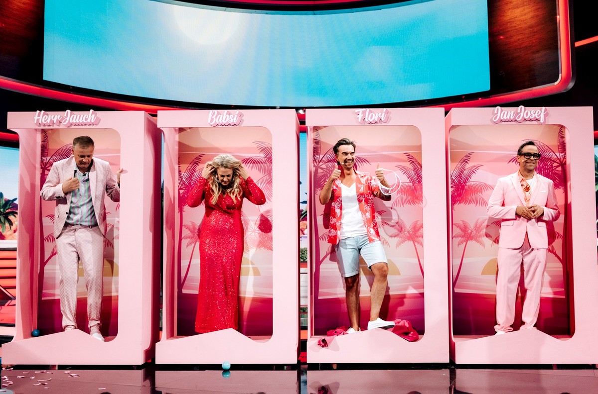 ARD/NDR DAS QUIZ 2023, &quot;Der Jahresrückblick zum Mitraten und Mitspielen&quot;, am Samstag (30.12.23) um 20:15 Uhr im ERSTEN.
Die Kandidaten nach dem Barbie Spiel
© NDR/Marc Bremer/Malte Babion/so ...