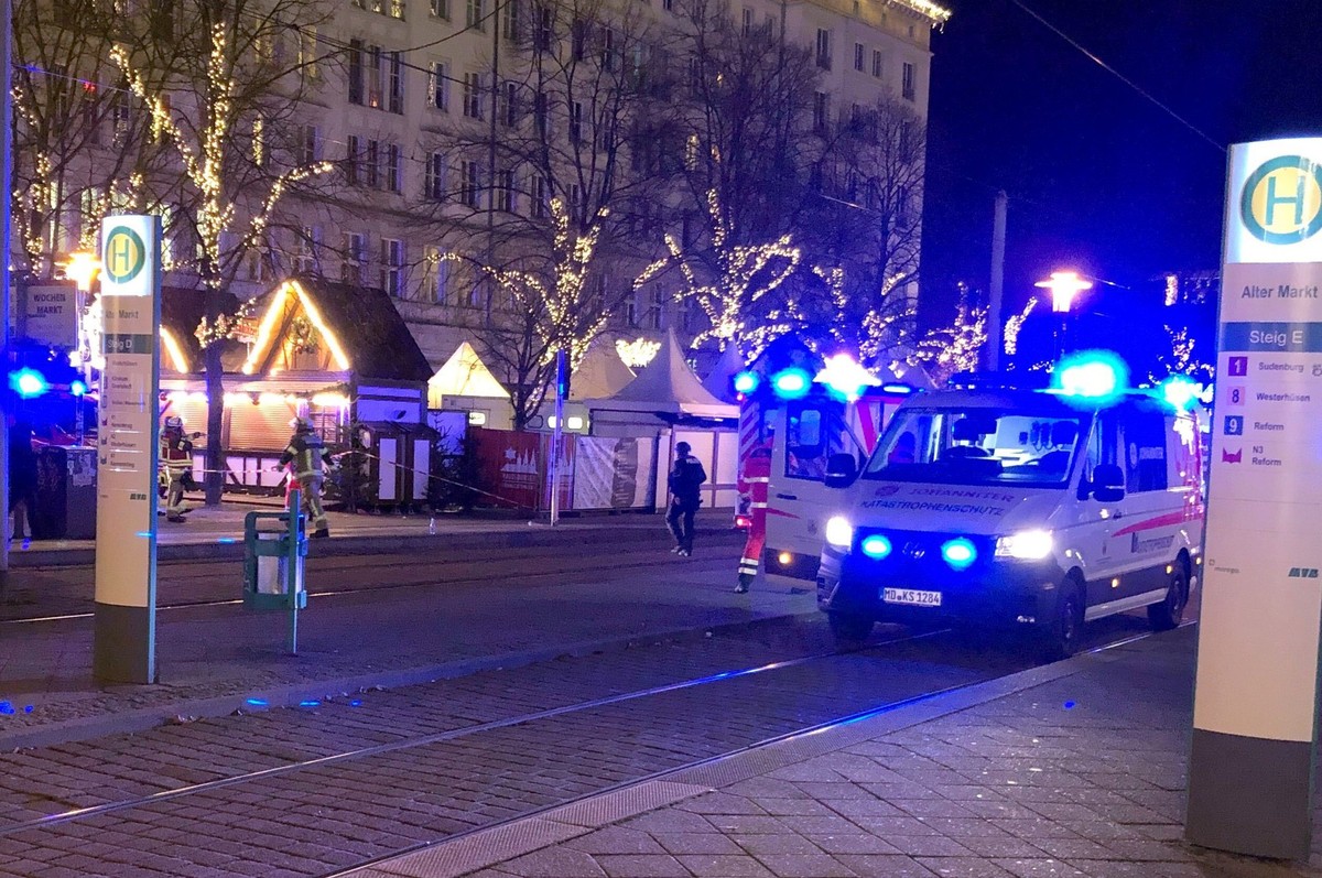 20.12.2024, Sachsen-Anhalt, Magdeburg: Einsatzkräfte von Rettungsdiensten sind im Einsatz auf dem Weihnachtsmarkt in Magdeburg. Auf dem Weihnachtsmarkt in Magdeburg ist ein Autofahrer in eine Menschen ...