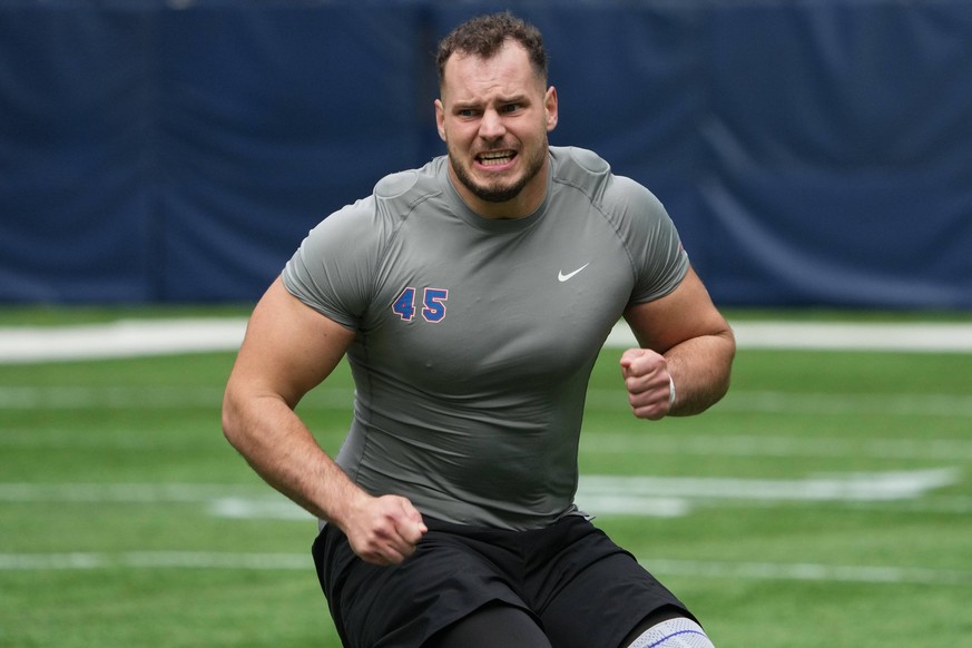 NFL, American Football Herren, USA International Combine Oct 4, 2022 London, United Kingdom Defensive lineman Tim Haenni SUI participates in drills during the NFL International Combine at Tottenham Ho ...