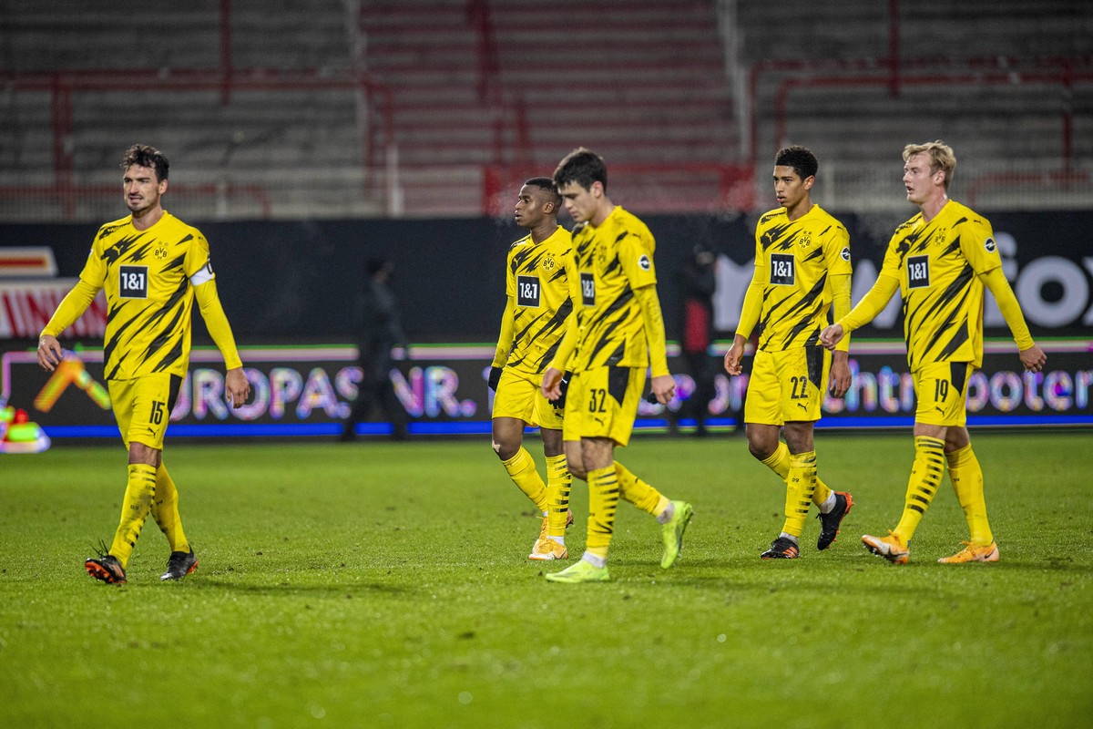 Fu�ball: 1. Bundesliga, Saison 2020/2021, 13. Spieltag, FC Union Berlin - Borussia Dortmund am 18.11.2020 im Stadion an der Alten F�rsterei. v.li. Dortmunds Mats Hummels, Youssoufa Moukoko , Giovanni  ...
