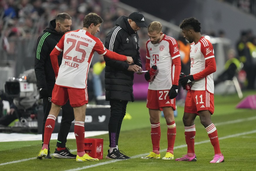 Bayern&#039;s head coach Thomas Tuchel talks to Bayern&#039;s Konrad Laimer, centre right, Bayern&#039;s Kingsley Coman, right, and Bayern&#039;s Thomas Mueller during the German Bundesliga soccer mat ...