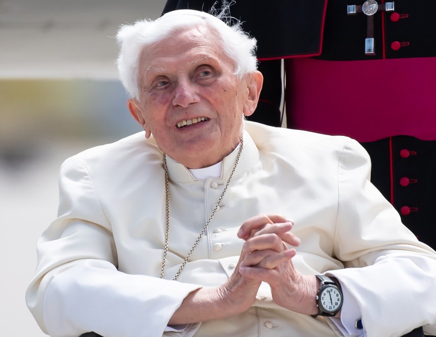 22.06.2020, Bayern, Freising: Der emeritierte Papst Benedikt XVI. kommt am Flughafen M