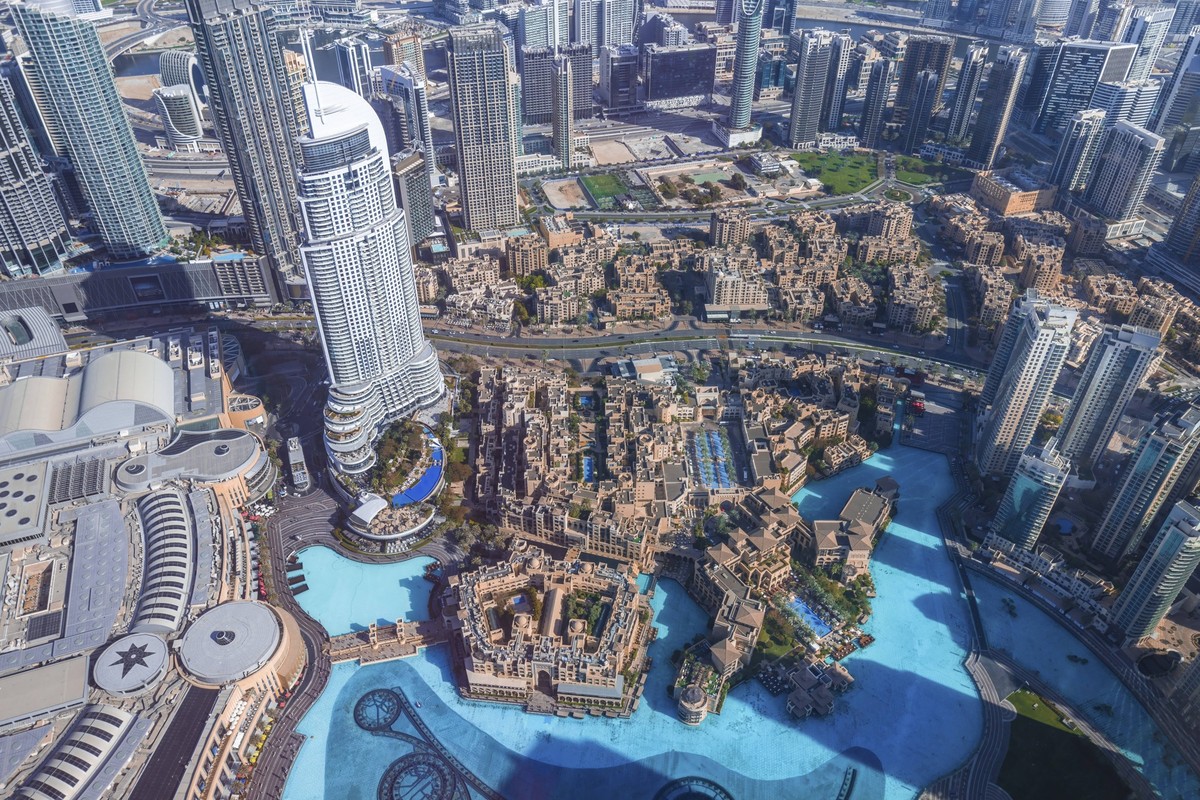 UAE, Dubai panoramic skyline view from Burj Khalifa of city downtown and Dubai Mall *** UAE, Dubai Panoramic Skyline View from Burj Khalifa of City Downtown and Dubai Mall Copyright: imageBROKER/elov  ...