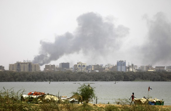 15.04.2023, Sudan, Khartoum: Rauch steigt auf �ber den D�chern der Stadt. In Sudans Hauptstadt Khartum sind Spannungen zwischen den Streitkr�ften und paramilit�rischen Gruppen eskaliert. Paramilit�ris ...