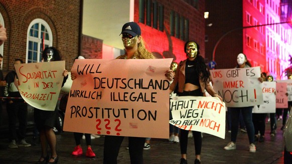 Demonstration der Initiative Demonstration Sexy Aufstand Reeperbahn auf der Hamburger Reeperbahn, Ecke Davidstraße/Ecke Herbertstraße, für die Wiedereröffnung der Bordelle und sofortige Legalisierung ...