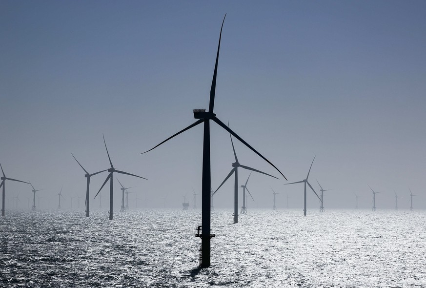 ARCHIV - 23.03.2023, Hamburg, Helgoland: Zahlreiche Windräder, davon einige des neuen RWE-Offshore-Windparks Kaskasi, sind bei der Inbetriebnahme des neuen Windparks rund 35 Kilometer nördlich der Ins ...