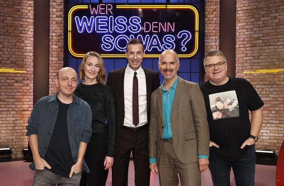 ARD WER WEISS DENN SOWAS? FOLGE 1092, &quot; Christina Athenstädt und Christoph Maria Herbst&quot;, am Montag (15.01.24) um 18:00 Uhr im ERSTEN.
Moderator Kai Pflaume (M.) und seine Rateteam-Kapitäne  ...