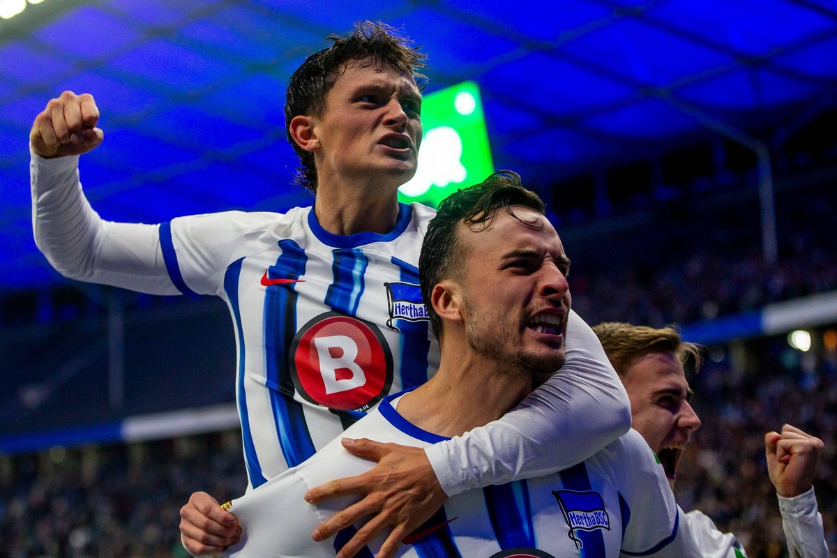 01.11.2023, xfrx, Fussball DFB Pokal 2.Runde, Hertha BSC Berlin - FSV Mainz 05 emspor, v.l. Fabian Reese Hertha BSC,Haris Tabakovic Hertha BSC celebrate the goal,Torjubel zum 2:0 DFL/DFB REGULATIONS P ...
