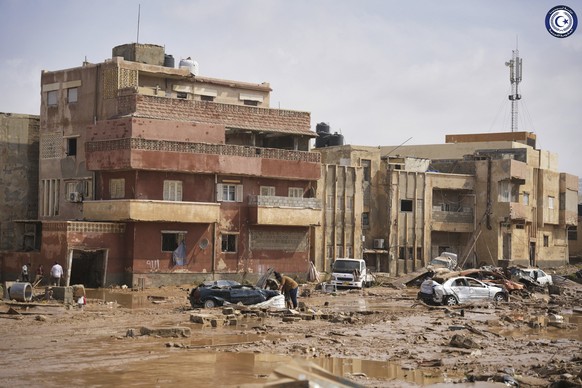 dpatopbilder - 11.09.2023, Libyen, Darna: Auf diesem von der libyschen Regierung zur Verfügung gestellten Bild liegen Autos und Trümmer in einer Straße in Darna, Libyen, nachdem sie durch starke Regen ...