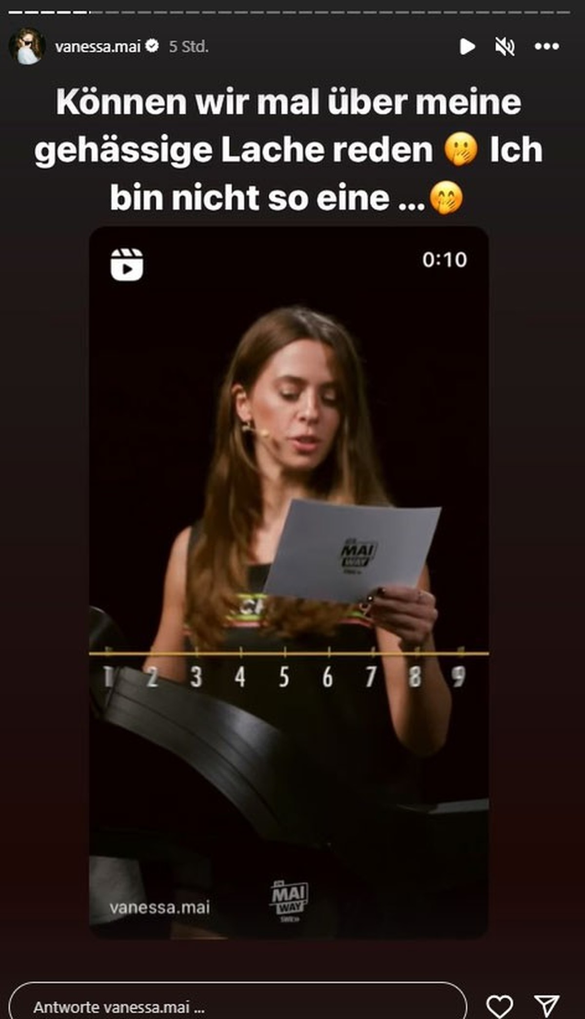 Auch Vanessa Mai amüsiert sich über die Panne.