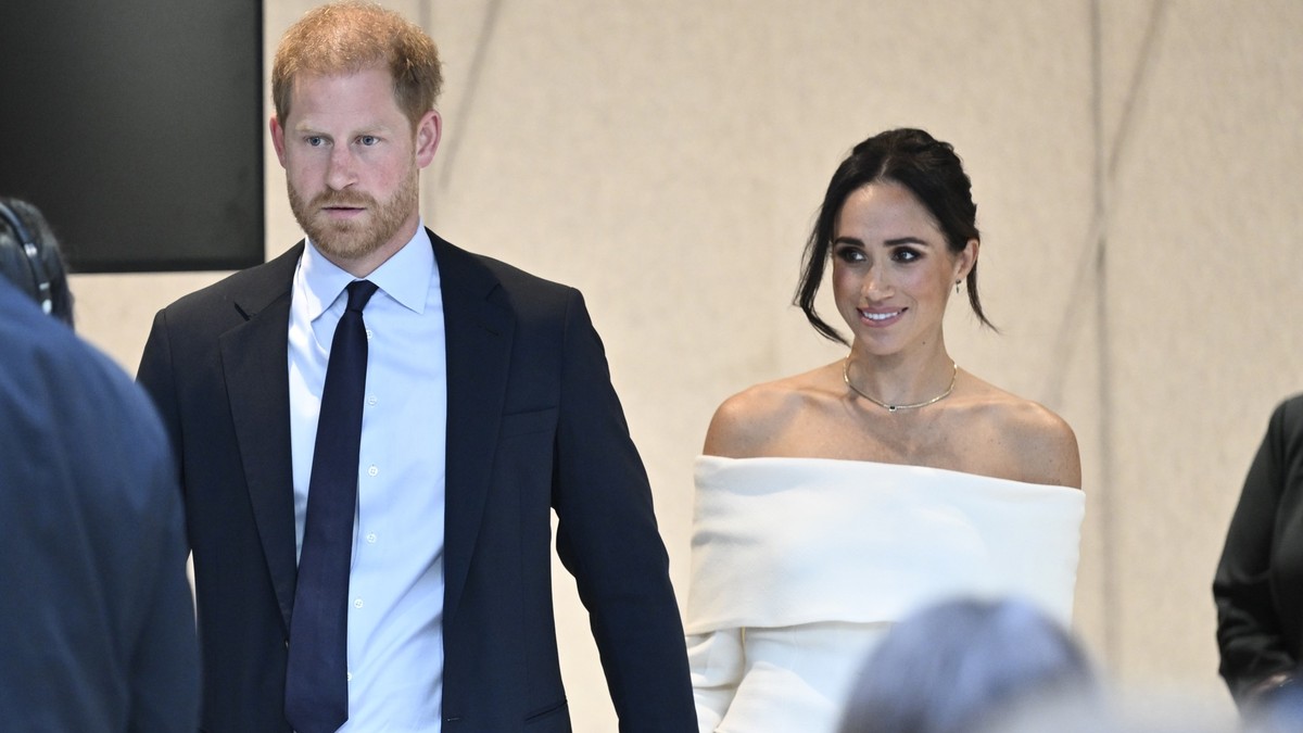 10.10.2023, USA, New York: Der britische Prinz Harry, Herzog von Sussex, und Meghan, Herzogin von Sussex, nehmen zum Welttag für psychische Gesundheit am Elterngipfel &quot;Mentales Wohlbefinden im di ...