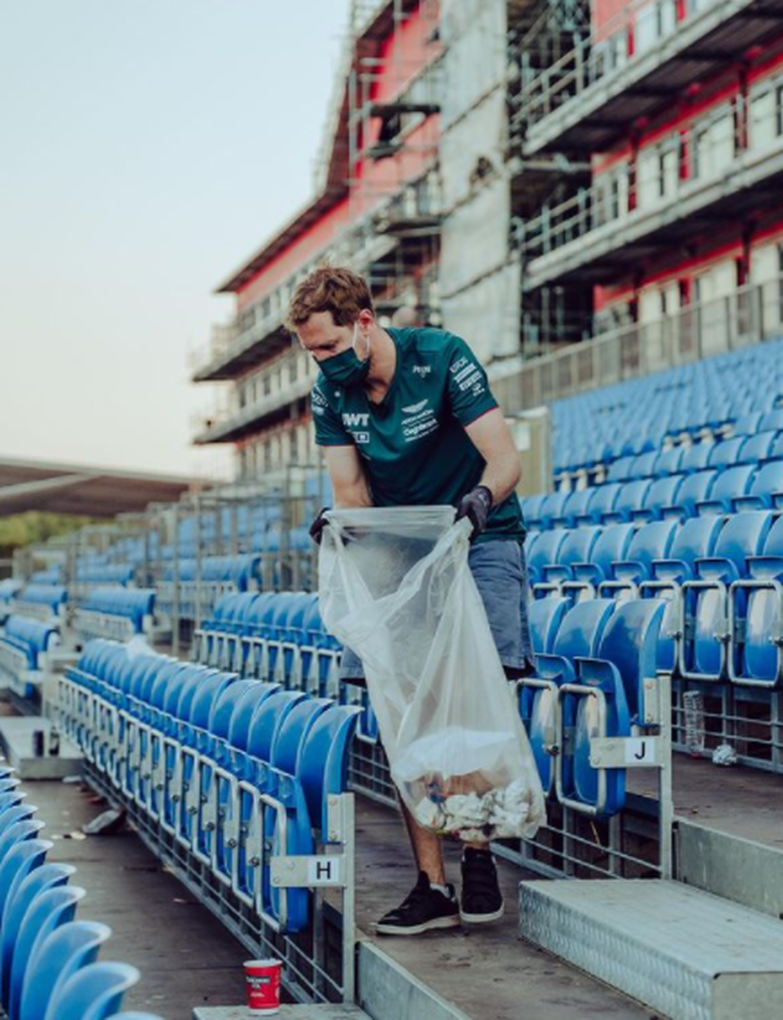 Sebastian Vettel sammelt Müll von den Tribünen nach dem Rennen in Silverstone