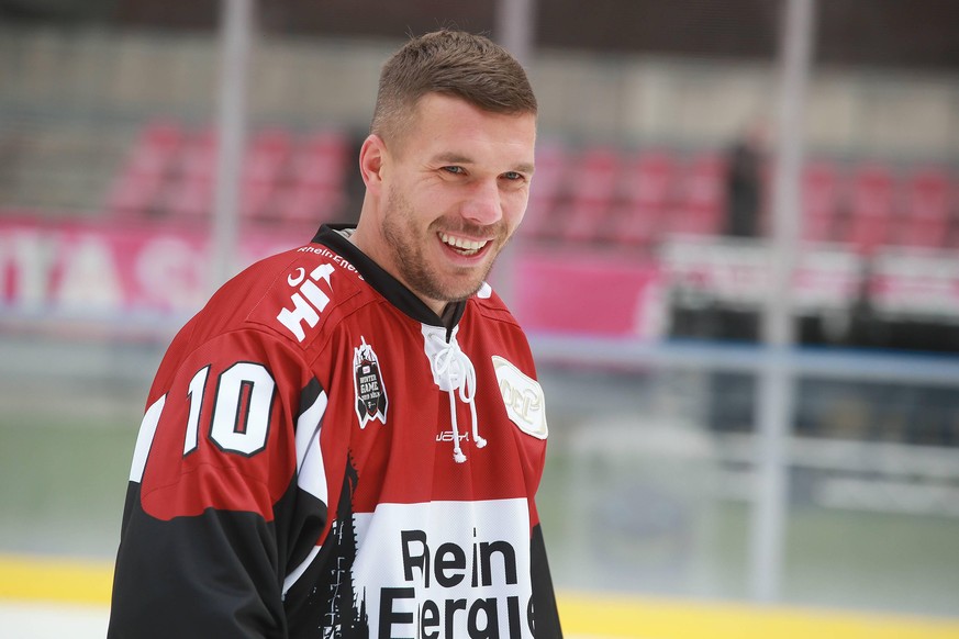 Sport Bilder des Tages KEC Die Haie Eishockey DEL Deutsche Eishockey Liga RheinEnergieStadion Training Wintergame Lukas Podolski im Haie Trikot mit der Nummer 10 auf der Eisfl