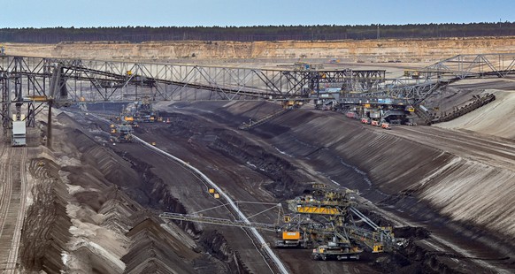 Förderanlagen stehen im Braunkohletagebau Jänschwalde der Lausitz Energie Bergbau AG (LEAG). Am selben Tag findet weltweit und in über deutschen 350 Städten der globale Klimastreik von Fridays for Fut ...