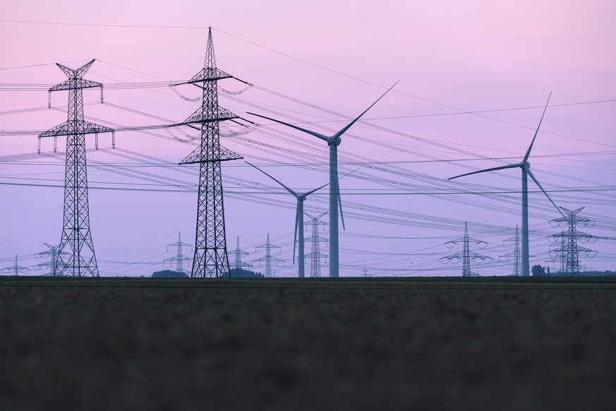 Stromleitungen und Windkraftanlagen nahe des Kraftwerk Niederau