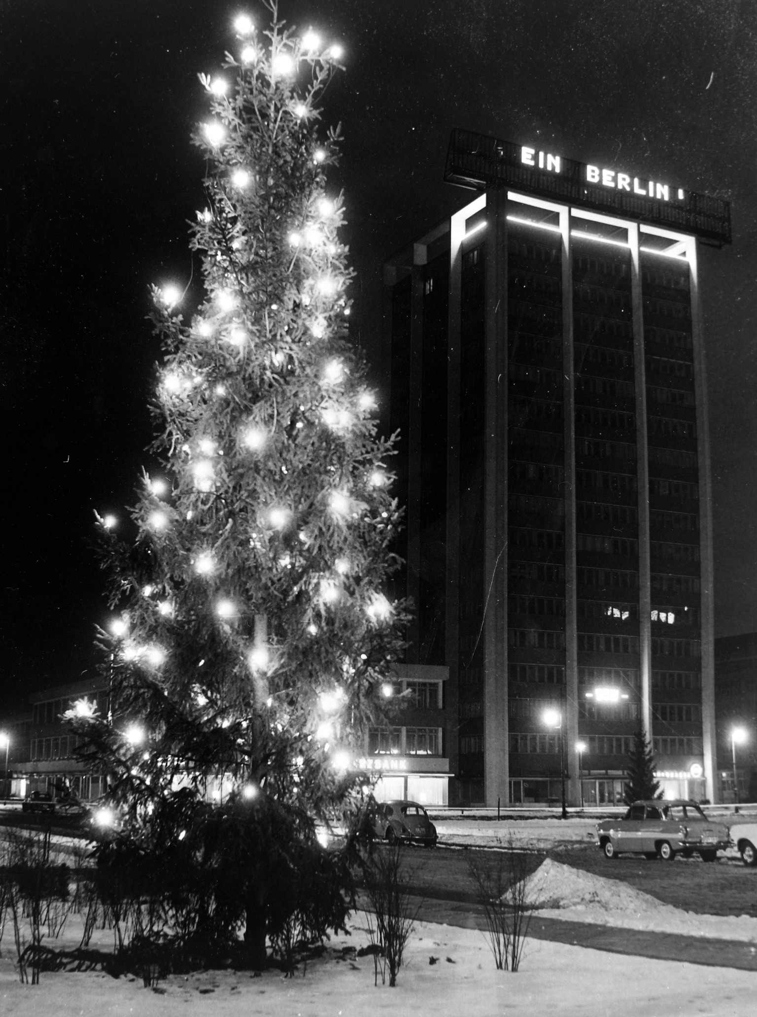 BORDER NEON MESSAGE SAYING ONE BERLIN WITH CHRISTMAS TREE ; 23 DECEMBER 1963, Copyright: Topfoto PUBLICATIONxINxGERxSUIxAUTxONLY UnitedArchivesIPU468870