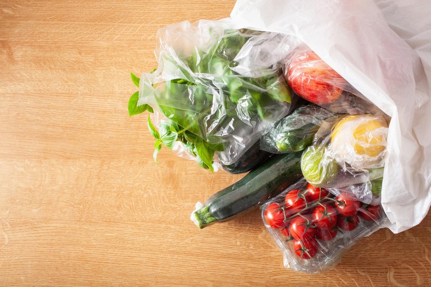 Gemüse in Plastiktüte und weiteren Verpackungen