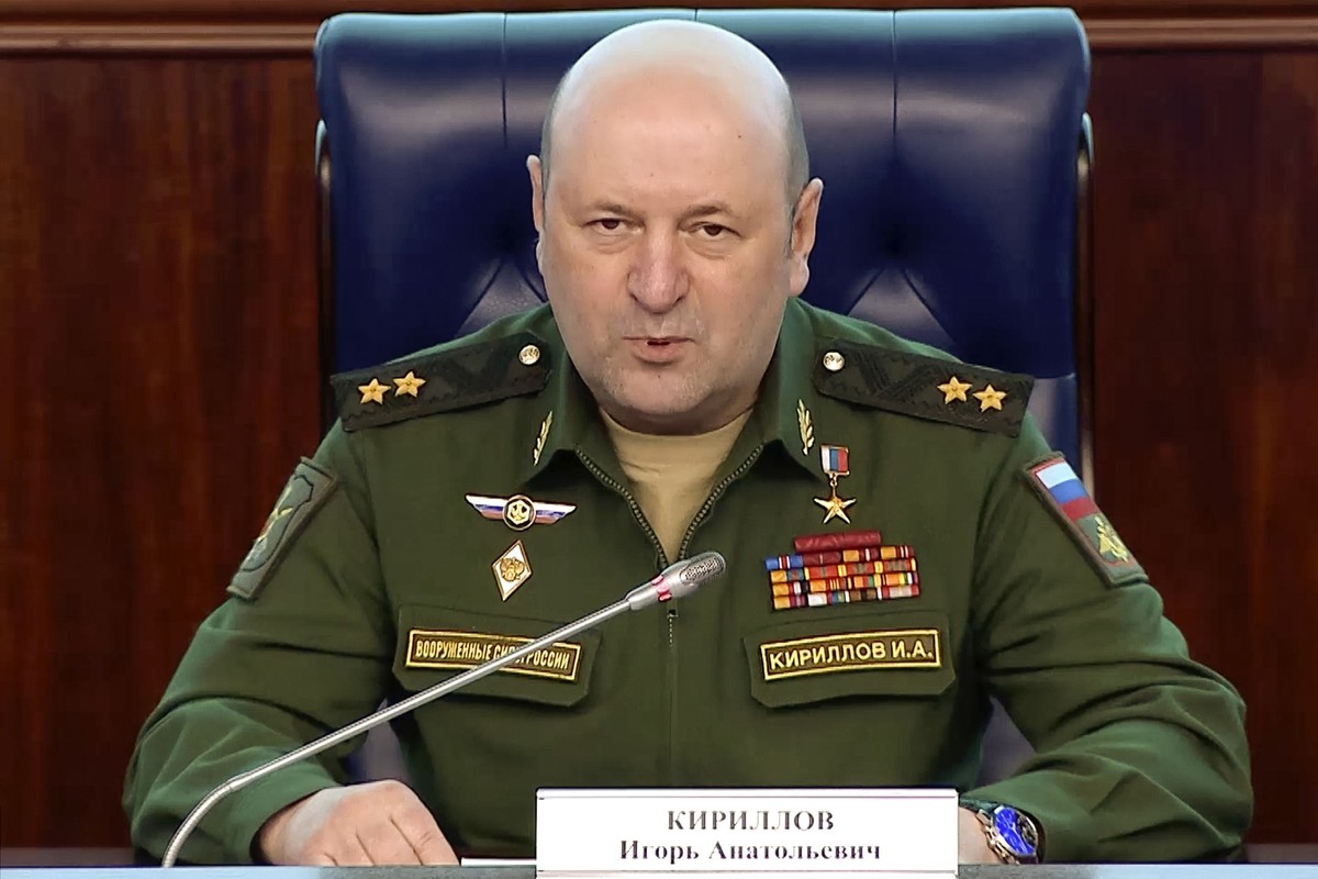 HANDOUT - 28.02.2023, Russland, Moskau: Auf diesem vom Pressedienst des russischen Verteidigungsministeriums am 28. Februar 2023 veröffentlichten Foto spricht der Leiter der Strahlen-, chemischen und  ...