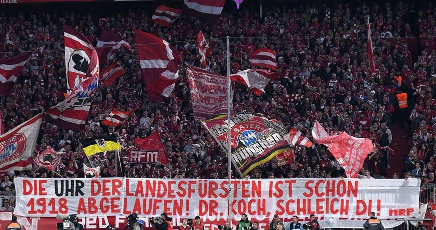 "Die Uhr der Landesfürsten ist schon 1918 abgelaufen! Dr. Koch schleich di!" – Im Block des FC Bayern München schoss man gegen den Dr. Rainer Koch, der als DFB-Vizepräsident die Führung des DFB interi ...