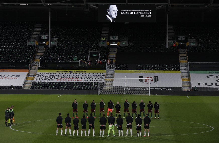 FC Fulham - Wolverhampton Wanderers: Spieler beider Mannschaften hielten am Freitag vor dem Spiel eine Schweigeminute zu Ehren des britischen Prinzen Philip.