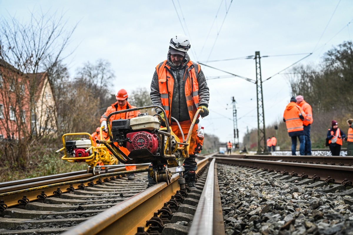 RECORD DATE NOT STATED Bahnbaustelle in Bochum ** NUR FUeR REDAKTIONELLE ZWECKE ** EDITORIAL USE ONLY **&lt;p&gt;Reportage auf der Baustelle der Deutschen Bahn in Bochum am Dienstag, 16. Januar 2024.  ...