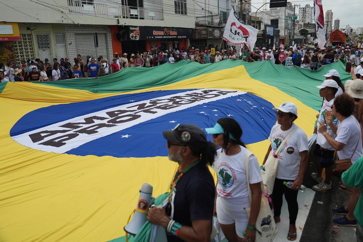 15.11.2025, Brasilien, Belem: Aktivisten nehmen an einem Klimaprotest während des COP30-Klimagipfels in Belem, Brasilien, teil. Foto: Joshua A. Bickel/AP/dpa +++ dpa-Bildfunk +++