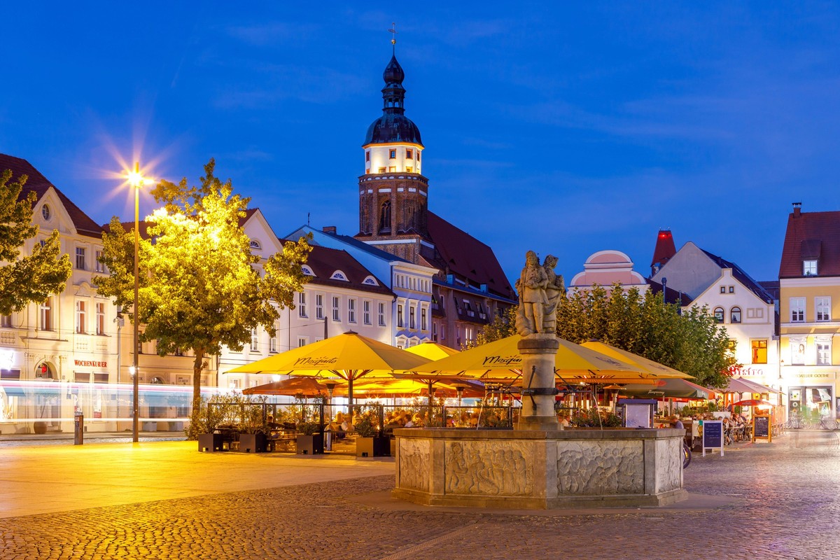 Cottbus DEU/Deutschland/Brandenburg/Cottbus, 09.09.2023, Altmarkt Cottbus mit Stadtbrunnen am Abend, Blick ueber den Cottbuser Altmarkt mit Oberkirche und Stadtbrunnen an einem Sommerabend. *** Cottbu ...