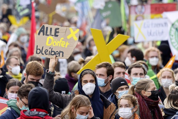 Kohlegegner wie Mitglieder von Greenpeace, Fridays for Future und linksradikalen Gruppen wie der Antifa haben in L�tzerath gegen den Tagebau protestiert. Das kleine Dorf an der Kante von Garzweiler so ...