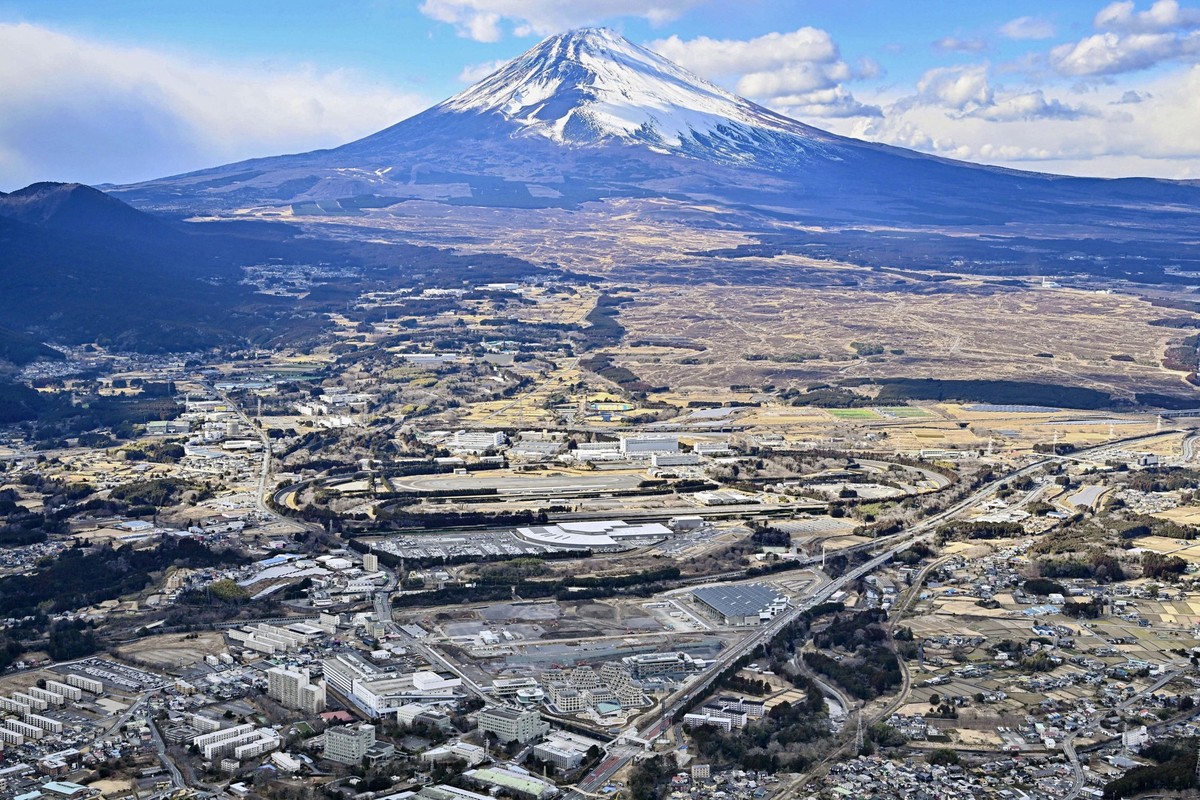 22.02.2025, Japan, Susono: Das Foto, das am 22. Februar 2025 von einem Kyodo-News-Hubschrauber aus aufgenommen wurde, zeigt die experimentelle Zukunftsstadt namens Woven City, die die Toyota Motor Cor ...