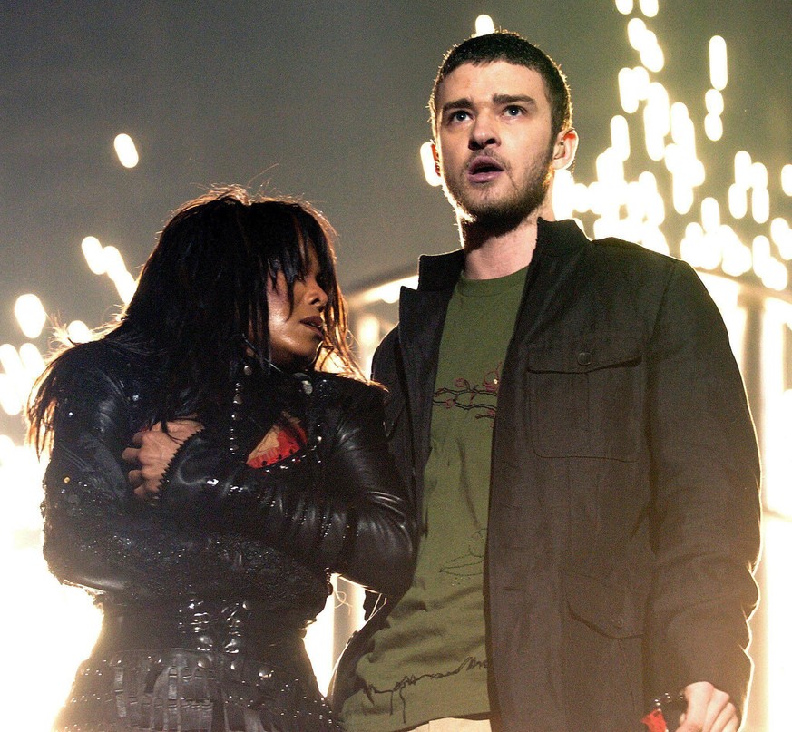 Sängerin Janet Jackson (l) muss am 01.02.2004 im Reliant Stadium in Houston (US-Bundesstaat Texas) während der Halbzeitshow des 38. Super Bowl ihre Brust mit der Hand verhüllen, nachdem ihr das Oberte ...