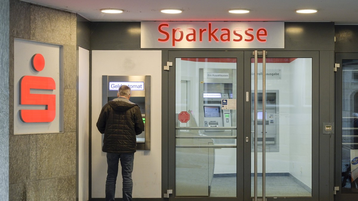 Filiale Sparkasse, Geldautomat, Marburg, Hessen, Deutschland *** Sparkasse branch, ATM, Marburg, Hesse, Germany